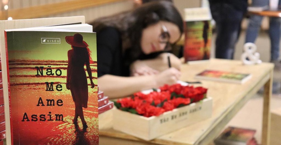 Romance escrito por araranguaense tem lançamento oficial nos Estados Unidos